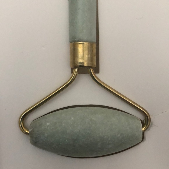Jade Roller - Picture 2 of 5
